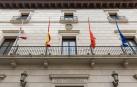 Banderas recogidas en la fachada del Ayuntamiento de Tudela, uno de los 272 que tiene Navarra