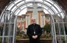 El obispo Luis Marín, frente al Seminario San Miguel de Pamplona, el sábado 25 de enero.