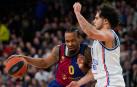 El base estadounidense del Barça Kevin Punter (i) juega un balón ante Shane Larkin, del Anadolu, durante el partido de la Euroliga de baloncesto que Barcelona y Anadolu Efes