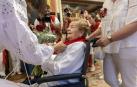 Herminia León Ruiz recibe el pañuelo en la Casa Consistorial en el día de los mayores en los pasados Sanfermines