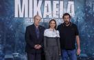 Antonio Resines, Natalia Azahara y el director Daniel Calparsoro, en la presentación de 'Mikaela'