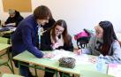 El profesor de Tecnología del instituto Félix Urabayen explica su materia a dos alumnas del curso de acceso a FP de grado medio.