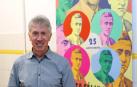 El director del instituto Félix Urabayen, el profesor de Girego Óscar Gilarrondo, en uno de los pasillos del centro.