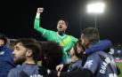 El guardameta del Rayo Vallecano, Augusto Batalla, celebra con sus compañeros la victoria contra el Leganés