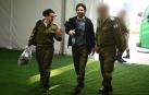 El rehén de canje israelí-francés Ofer Calderón (c), a su llegada a una base militar al sur de Israel este sábado