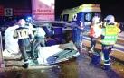 Efectivos de bomberos trabajan en el rescate de dos heridos en un accidente en la A-12