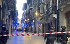 Efectivos de bomberos trabajan en las zonas desalojadas por el incendio en Hernani