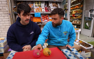 Sergio Bolaños (izda.) y Raúl Cardaba prueban la fruta del dragón.