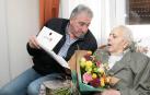 Joseba Asiron felicita a Manuel Larrión Ochotorena en su 100 cumpleaños