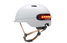 Casco con luz recomendado para el uso de patinetes eléctricos