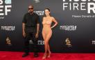Kanye West y Bianca Censori sorprenden en los Grammy al posar ella casi desnuda