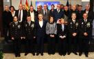 Foto de familia de las autoridades presentes en el acto junto con algunos de los agentes homenajeados /