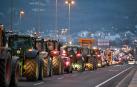 Hilera de tractores en la ronda norte de Pamplona, a la altura de Berriozar, en la madrugada del 6F de 2024