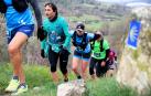 Un grupo de participantes, por un tramo de Camino de Santiago, en la pasada edición del Trail Hiru Herri /