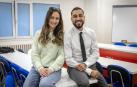 La ucraniana Svitlana Tarasenko y el marroquí Mustapha Ennakrachi, en una aula de UNED Pamplona.