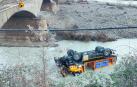 La máquina quitanieves ha acabado volcada en el río