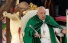El papa Francisco, tras interrumpir su homilía