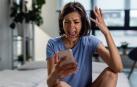 Una mujer, con su móvil