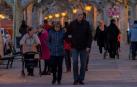 Varias personas pasean por el paseo del Padre Calatayud, en Tafalla /