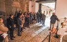 Varias personas escuchan las explicaciones en una visita a la Casa Palacio de Mencos en Tafalla