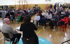 Los ediles Joxe Abaurrea y Aitziber Campión ante una sala llena de vecinos de Milagrosa, Azpilagaña y Santa María la Real