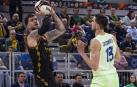El pívot del Laguna Tenerife Fran Guerra lanza a canasta ante el checo Tomas Satoransky, del Barça