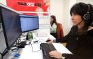 Una de las técnicas de atención ciudadana tramita una llamada telefónica recibida en la sede del servicio 012