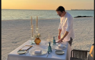 El cocinero navarro David Yárnoz ultima la preparación de la cena en la playa de las Maldivas