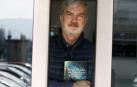El psicólogo Alfonso Echávarri posa con su poemario en Diario de Navarra.