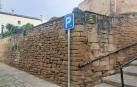 Las señales indican dónde se puede aparcar en el casco antiguo, en la imagen junto al Patio Iribas
