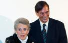 La actriz María Isbert, hija del actor Pepe Isbert, acompañada de su hijo, Tony, en el año 2008