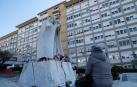 Una persona reza ante el estatua de Juan Pablo II, en el exterior del hospital Gemelli de Roma