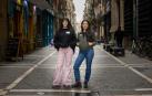 Marina Lameiro (izquierda) y Maddi Barber, en la calle Mayor de Pamplona