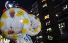 Globos con la imagen del Papa Francisco en el exterior del hospital donde el Pontífice está ingresado