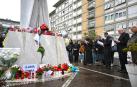 Rezos y flores por el papa junto a la estatua de Juan Pablo II en el exterior del hospital Gemelli de Roma