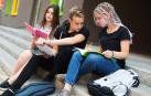 Adolescentes, en las escaleras del instituto