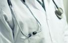 Un médico con un estetoscopio