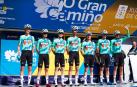 Los ciclistas de Kern Pharma antes de la salida de la primera etapa de O Gran Camiño 2025 desde la localidad portuguesa de Maia /