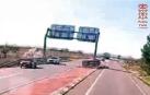 La Policía Foral ha imputado recientemente un delito contra la seguridad vial, por conducción temeraria, al conductor de un camión que realizó una maniobra de adelantamiento poniendo en riesgo a los vehículos que circulaban en dirección contraria.