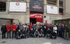 Foto de familia en la bajada al callejón de la Plaza de Toros