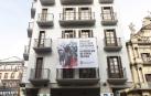 Casa Seminario, en la plaza Consistorial de Pamplona, con la lona de apoyo a Palestina