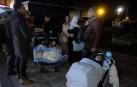 Voluntarias de Apoyo Mutuo acompañando el jueves por la noche a dos familias con cuatro bebés que fueron rechazadas del albergue municipal.