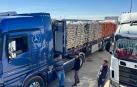 Decenas de camiones cargados con ayuda humanitaria se agolpan ante las puertas del paso fronterizo de Rafah, que conecta Egipto con la Franja de Gaza