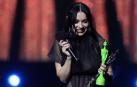 Charli XCX, con dos de los premios recibidos en los Brit