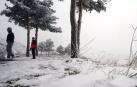 Imagen de archivo de dos montañeros en la sierra de Gredos con nieve