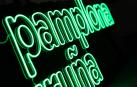 Cartel de neones con las palabras Pamplona-Iruña /