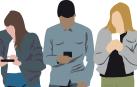 Varias personas mirando el móvil
