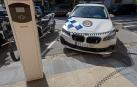 Vehículo de Policía Municipal junto a su sede en el Ayuntamiento de Estella.
