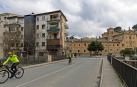 Puente de San Juan de Estella, con sus estrechas aceras y, al fondo, el convento de Recoletas