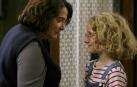 Renée Michel es la portera de un elegante edificio del centro de París y una de las protagonistas de la novela y película 'La elegancia del erizo'. En la imagen, con la vecina Paloma Josse, de 12 años.